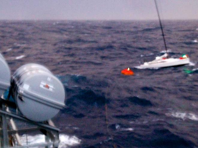 Liferaft under tow -- yacht abandoned © New Zealand Defence Force